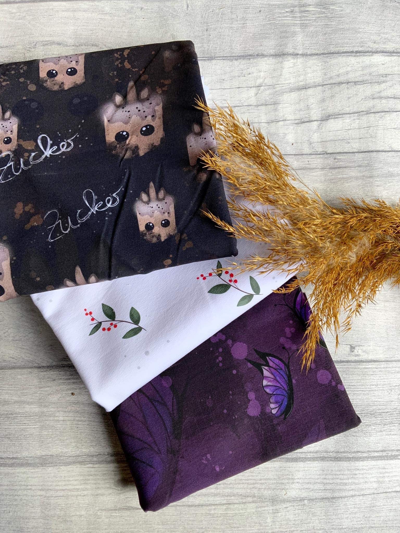 Lila Schmetterling Stoff Eigenproduktion
Dauervorbestellung